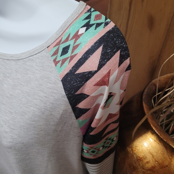 💜 New Round Neck Tribal Striped Top - Picture 5 of 5